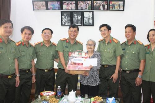 Khối thi đua Xây dựng lực lượng-Hậu cần- Kỹ thuật Công an TP Đà Nẵng tổ chức hoạt động tri ân