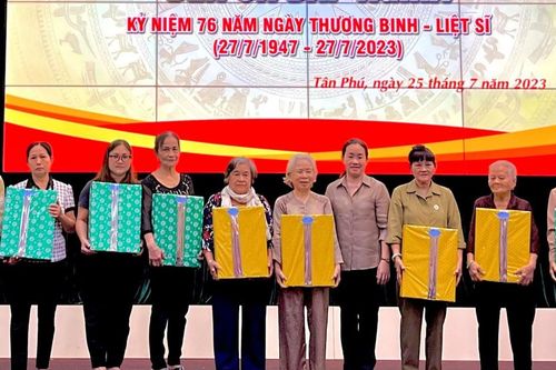 Thăm, tặng quà các gia đình chính sách
