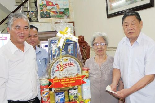 Phó Chủ tịch UBND TPHCM Ngô Minh Châu thăm gia đình chính sách tiêu biểu