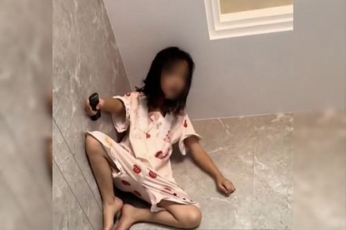 Kỳ lạ cô bé 'Người Nhện' ngồi trên trần nhà xem tivi