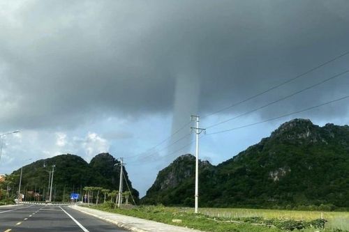 Cận cảnh vòi rồng khổng lồ xuất hiện ở khu vực đảo Cát Bà