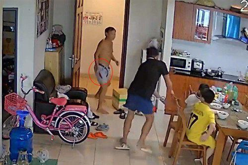 Triệu tập người đàn ông cầm dao tấn công hàng xóm ở Hà Nội