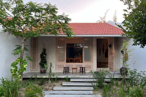 Đi làm xa lâu ngày, chồng sốc vì vợ con thành của hàng xóm