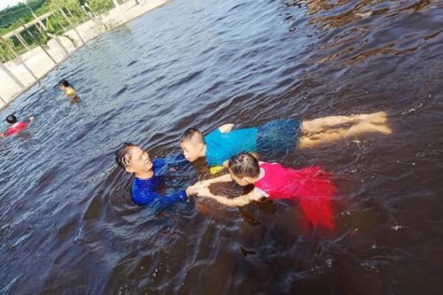 Thầy giáo 10 năm dạy bơi cho học trò vùng lũ