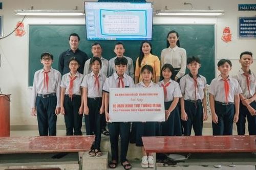 Trao 25 suất học bổng cho học sinh nghèo hiếu học, có thành tích xuất sắc trong học tập