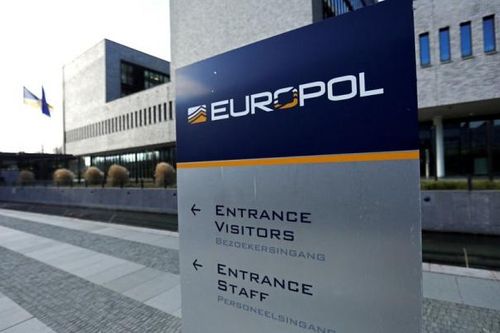 Europol và Interpol phối hợp bắt 62 kẻ buôn người