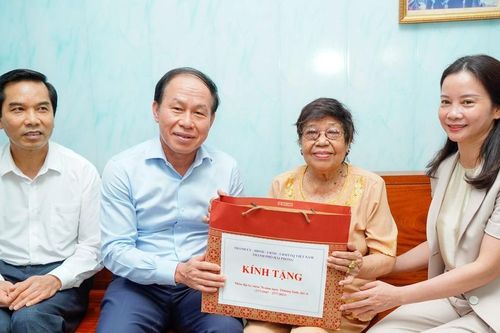 Lãnh đạo TP Hải Phòng thăm, tặng quà gia đình chính sách, người có công