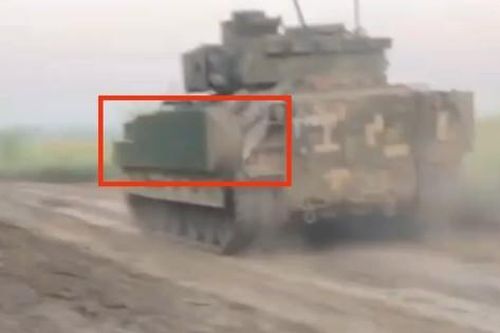 Xe chiến đấu bộ binh M2A2 Bradley Mỹ bàn giao cho Ukraine xuất hiện với áo giáp mới