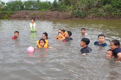 Trẻ em vùng sông nước Cà Mau học bơi ở kênh rạch, vuông tôm