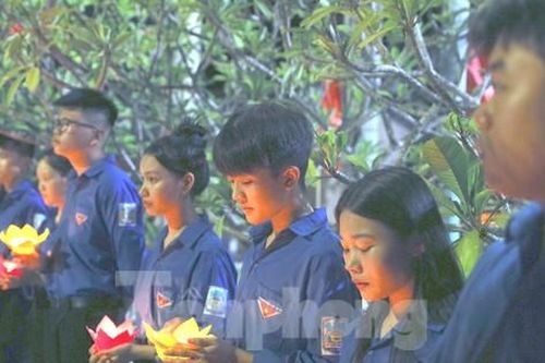 Tuổi trẻ Nghệ An, Hà Tĩnh thắp nến tri ân các Anh hùng liệt sĩ