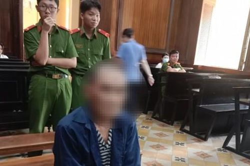 Cụ ông 'nói chuyện' bằng dao, người tình kém 45 tuổi suýt mất mạng