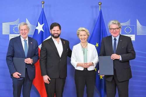 EU tìm cách giảm phụ thuộc vào kim loại hiếm của Trung Quốc