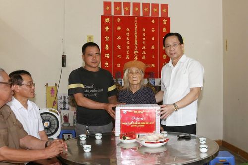 Lãnh đạo tỉnh Lạng Sơn thăm và tặng quà gia đình chính sách, người có công