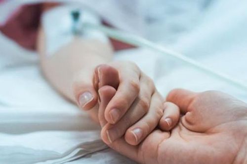 Bố dùng dao xong để dưới sàn khiến con bị đứt gân chân