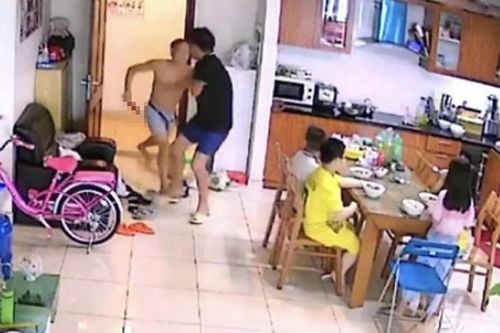 Hà Nội: Triệu tập người dùng dao đâm hàng xóm đến công an làm việc
