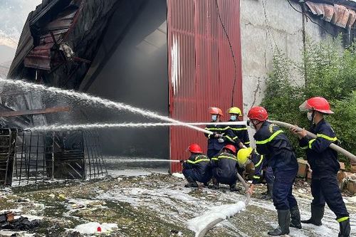 Chữa cháy kho nghi chứa thuốc trừ sâu, 4 cảnh sát phải theo dõi sức khỏe