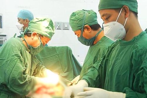Cứu sống người đàn ông bị súng tự chế bắn xuyên ổ bụng