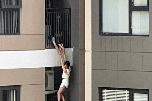 Rơi từ tầng 5 chung cư ở Hà Nội xuống đất, cô gái thoát chết