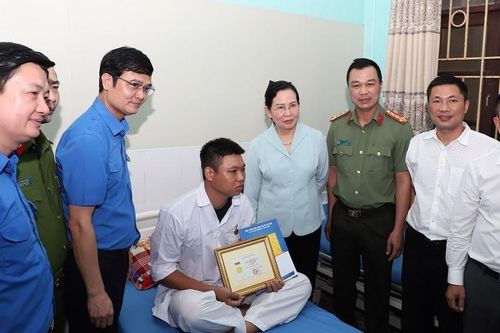Trao huy hiệu Tuổi trẻ dũng cảm cho chiến sĩ cứu 6 người trong đám cháy ở Hà Nam