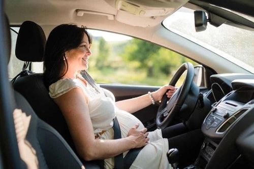 Phụ nữ mang thai thắt dây an toàn khi lái xe được không, thế nào cho đúng?
