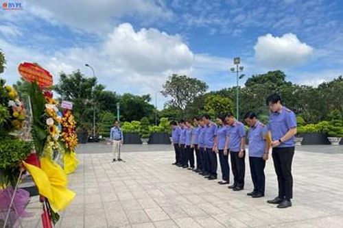VKSND Cấp cao tại TP HCM viếng Nghĩa trang Liệt sỹ nhân kỷ niệm 76 năm ngày Thương binh Liệt sỹ