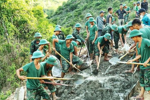 Cán bộ, chiến sĩ thuộc Sư đoàn 324 hành quân dã ngoại, giúp đỡ đồng bào vùng biên huyện Kỳ Sơn