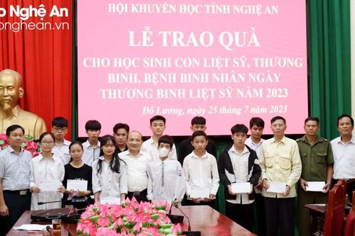 Các địa phương, đơn vị thăm hỏi, tặng quà đối tượng chính sách nhân ngày Thương binh - Liệt sĩ