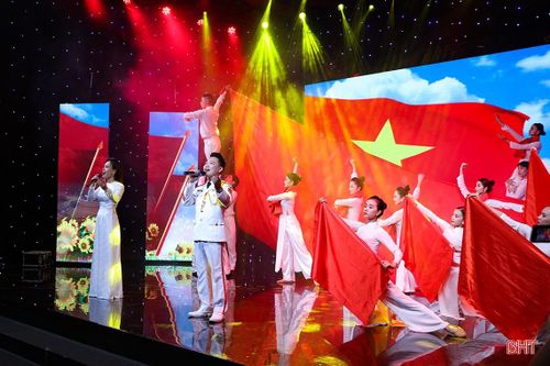 Hào hùng, lắng đọng Chương trình giao lưu nghệ thuật 'Lời tri ân tháng 7'