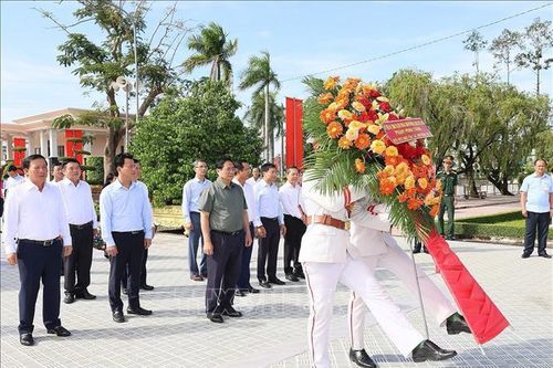Thủ tướng dâng hương tưởng niệm Anh hùng liệt sĩ và thăm gia đình chính sách tại Long An