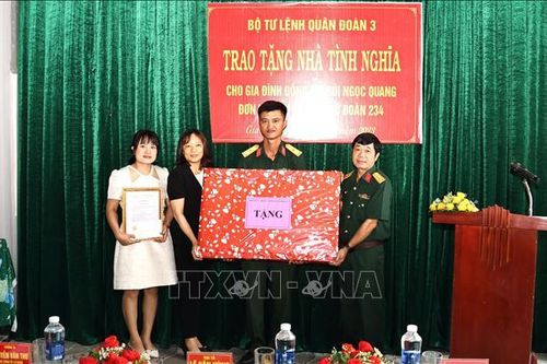 Hỗ trợ gia đình cán bộ, chiến sỹ có hoàn cảnh khó khăn tại Gia Lai