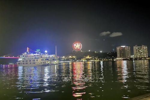 Quảng Ninh: Thông tin về việc cấp phép biểu diễn nghệ thuật trên tàu ở 'Phố đêm du thuyền'