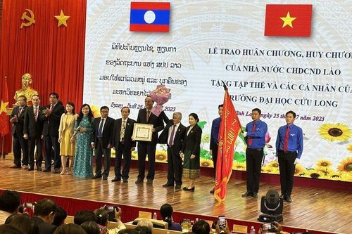 Trường ĐH Cửu Long được Nhà nước CHDCND Lào tặng huân chương Lao động