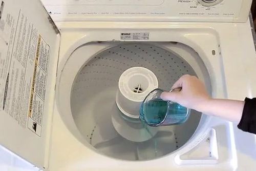 Đổ giấm vào máy giặt tưởng vô lý nhưng kết quả khiến ai cũng phải thán phục