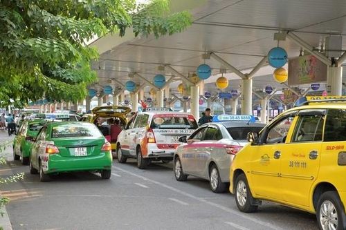 Công bố đường dây nóng xử lý taxi dù, gian lận cước tại sân bay Tân Sơn Nhất