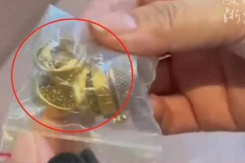 Chuyển vào nhà mới phát hiện két sắt chứa tiền tỷ, cô gái có cách xử lý bất ngờ