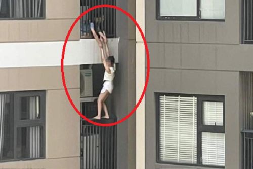 Hé lộ nguyên nhân vụ cô gái treo lơ lửng ở lan can chung cư cao tầng ở Hà Nội