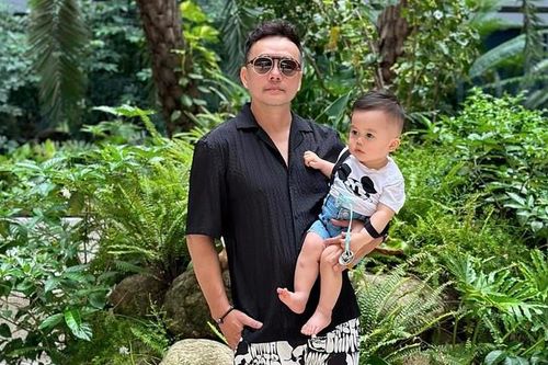 Có con ở độ tuổi U50, ông bố tự tay vào bếp làm đủ món ăn dặm siêu ngon