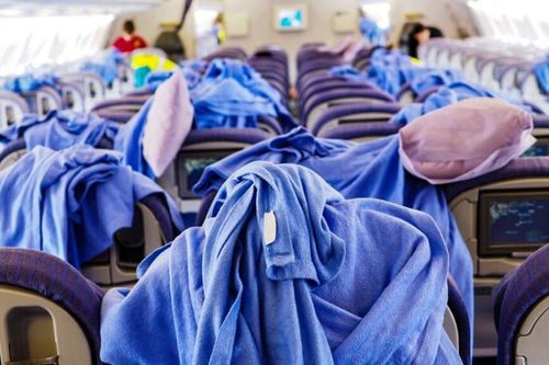 Người phụ nữ dạy con vì sao không nên dùng chăn trên máy bay nhận hàng loạt tranh luận