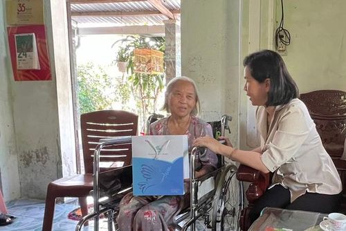 Hội LHPN Việt Nam thăm, tặng quà Mẹ Việt Nam Anh hùng và gia đình chính sách tại Thừa Thiên - Huế