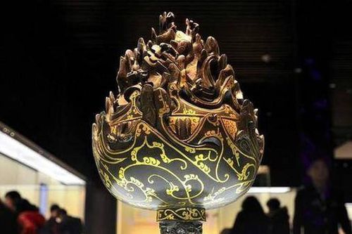 Công nhân phá núi xây hầm phát hiện một hố đen lạ, chuyên gia mất 3 tháng đào bới tìm ra 'kho báu'