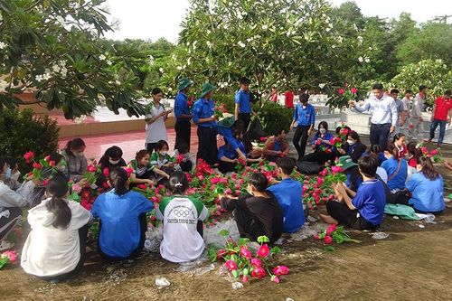 Tuổi trẻ huyện Tri Tôn làm đẹp nơi yên nghỉ của Anh hùng liệt sĩ