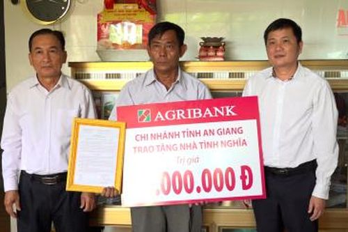 Trao tặng 2 căn nhà Tình nghĩa cho gia đình chính sách ở TP. Châu Đốc