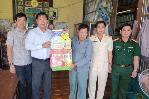Phó Chủ tịch UBND tỉnh An Giang Trần Anh Thư thăm các gia đình chính sách tiêu biểu ở An Phú