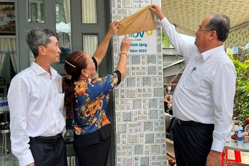 Trao nhà Tình nghĩa cho con liệt sĩ ở phường Mỹ Bình