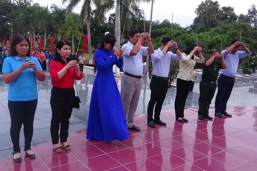 Tuổi trẻ Tri Tôn thắp nến tri ân Anh hùng liệt sĩ