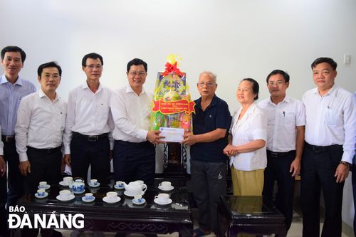 Lãnh đạo thành phố thăm, tặng quà người có công với cách mạng