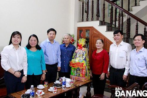 Phó Bí thư Thường trực Thành ủy Lương Nguyễn Minh Triết thăm, tặng quà các gia đình chính sách tiêu biểu