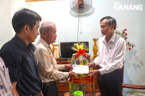 Trưởng ban Tuyên giáo Thành ủy Đoàn Ngọc Hùng Anh thăm, tặng quà các thương binh