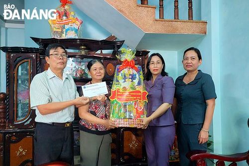 Phó Chủ tịch HĐND thành phố Nguyễn Thị Anh Thi thăm, tặng quà các gia đình có công với cách mạng