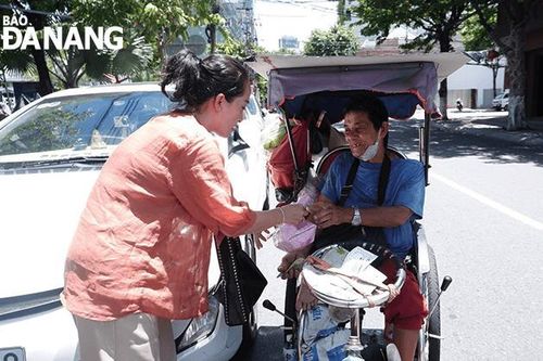 Trao 200 suất cơm qua hoạt động 'Bữa cơm nghĩa tình'